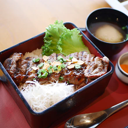 【佐島】旨み満喫、贅沢熟成肉!香ばしいサーロインの“肉重ランチ”|マゼラン湘南佐島 レストラン